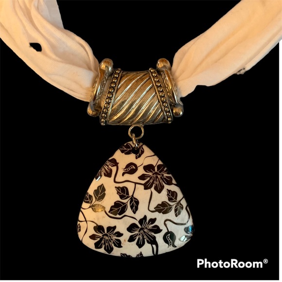 White scarf with pendant - Picture 4 of 10